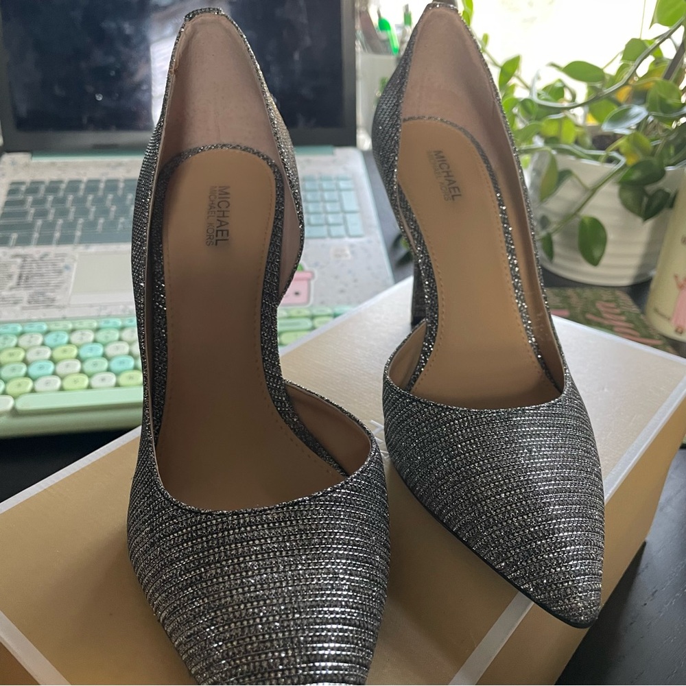 MICHEAL Michael Kors
Glitter Chain Mesh Pump